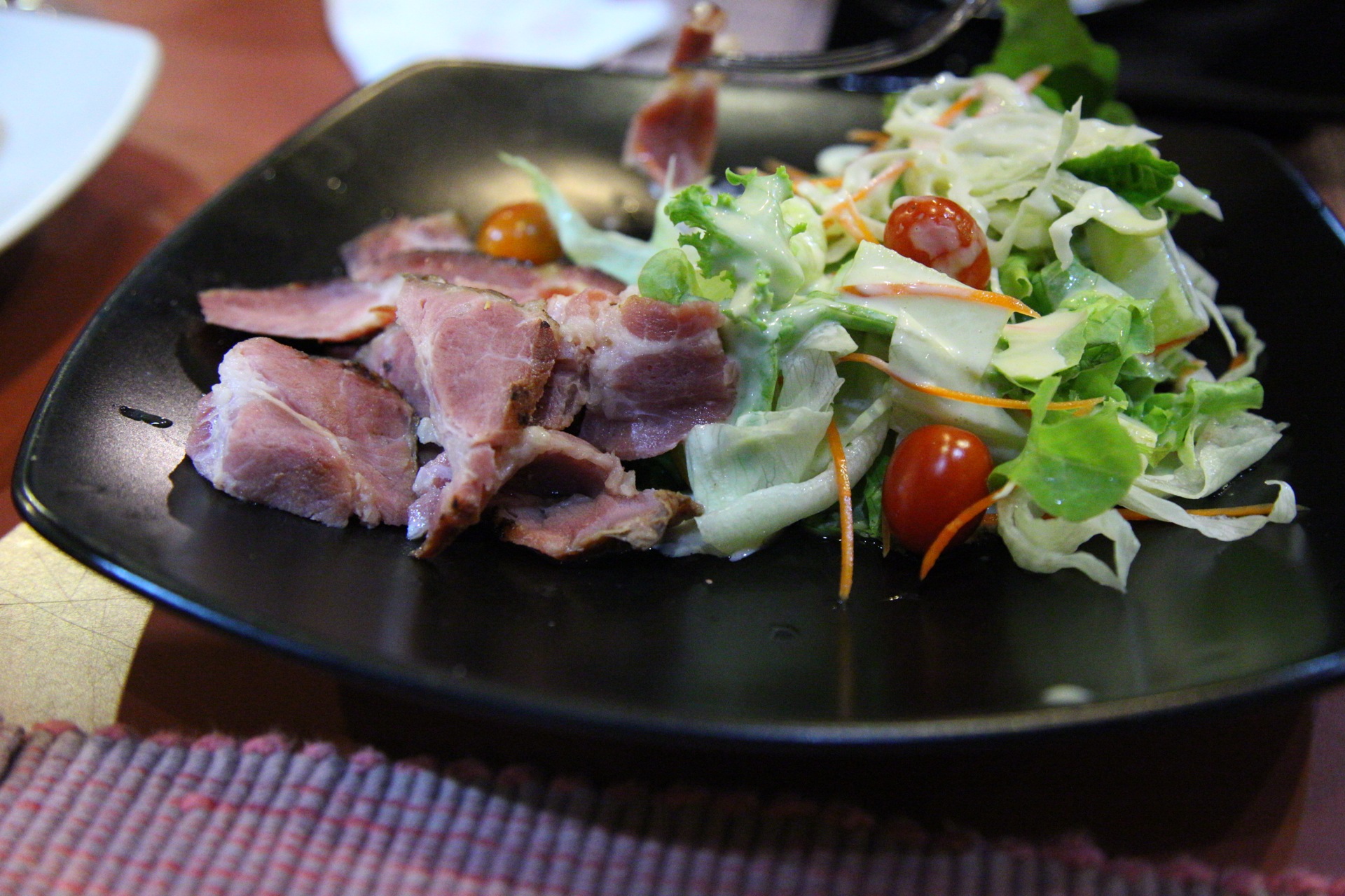 สลัดสันคอหมูรมควัน บ้านแก้ว