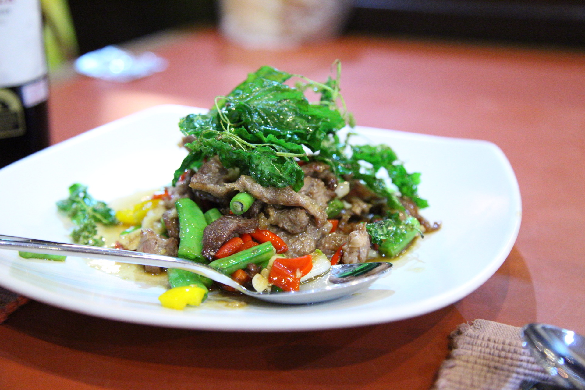 เนื้อผัดกะเพรากรอบ บ้านแก้ว