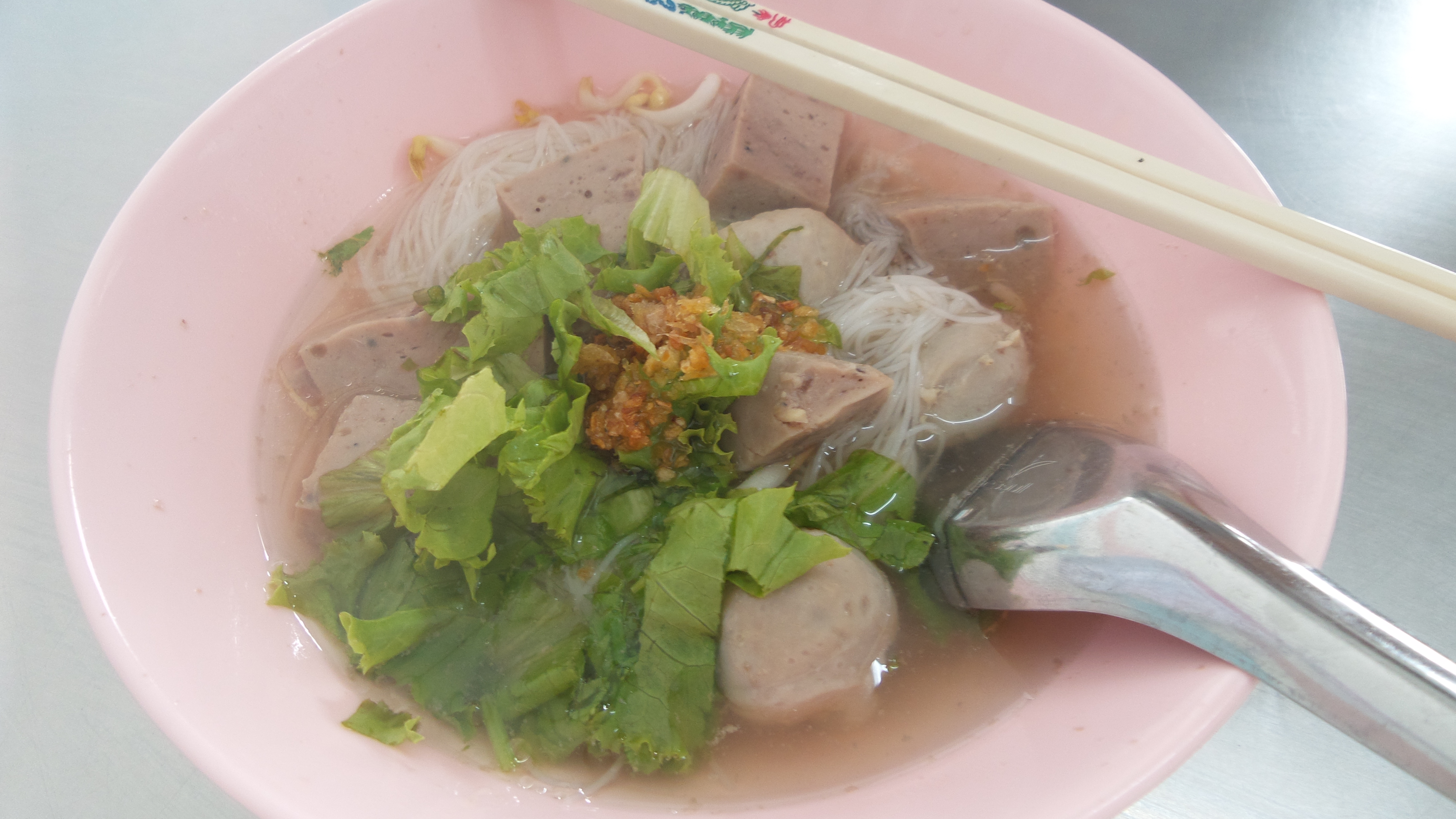 เส้นหมี่ขาวน้ำ ลูกชิ้น หมูยอ