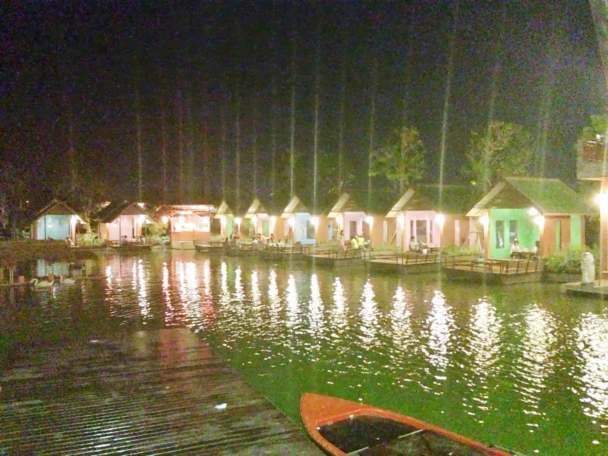 บรรยากาศซุ้ม มองจากฝั่งหน้าร้าน