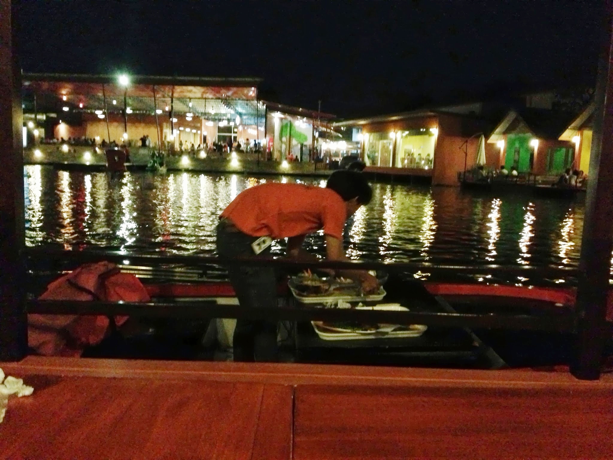 อาหารเสิร์ฟกันทางเรือ