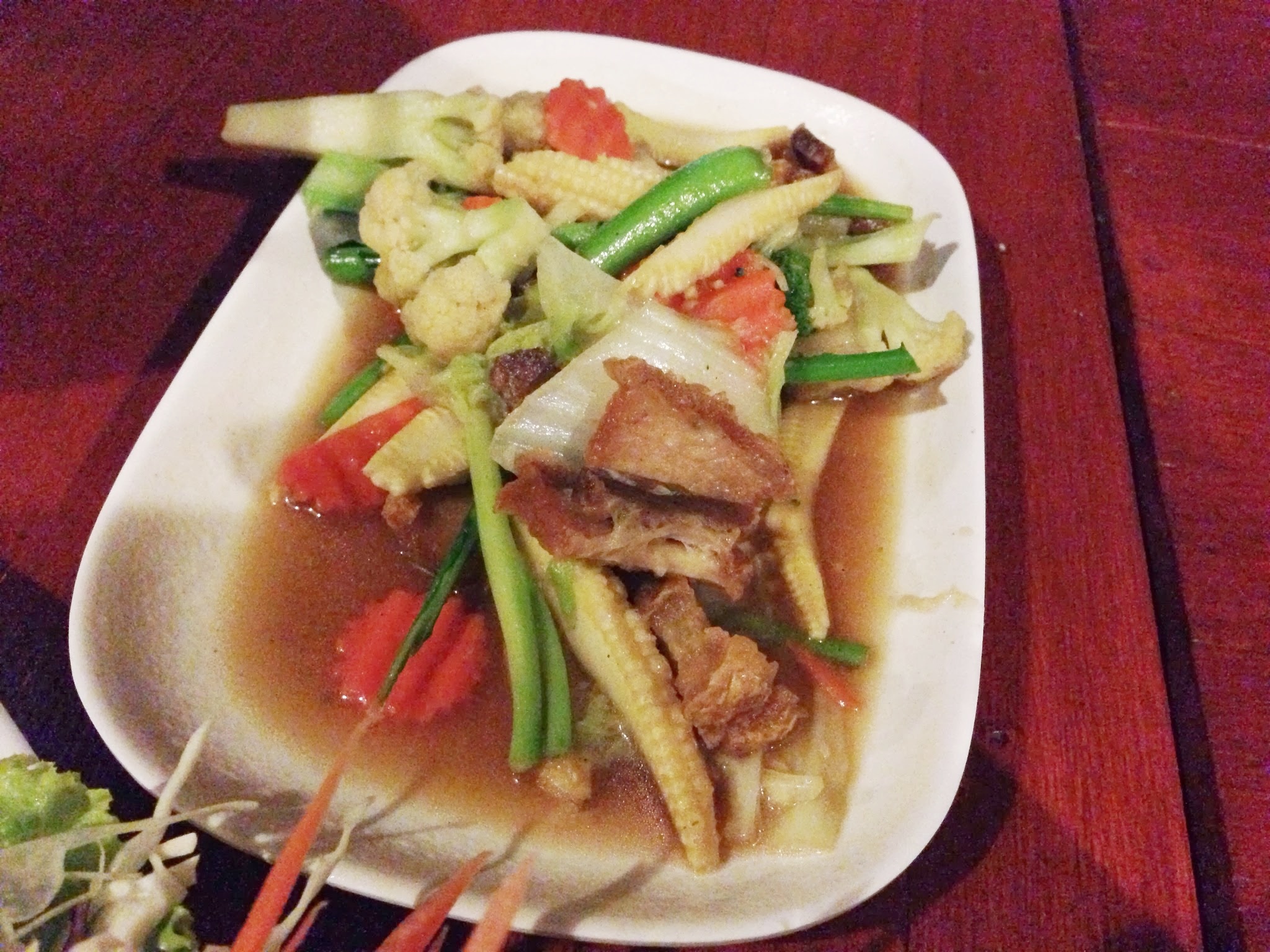 ผัดผักรวมมิตรหมูกรอบ