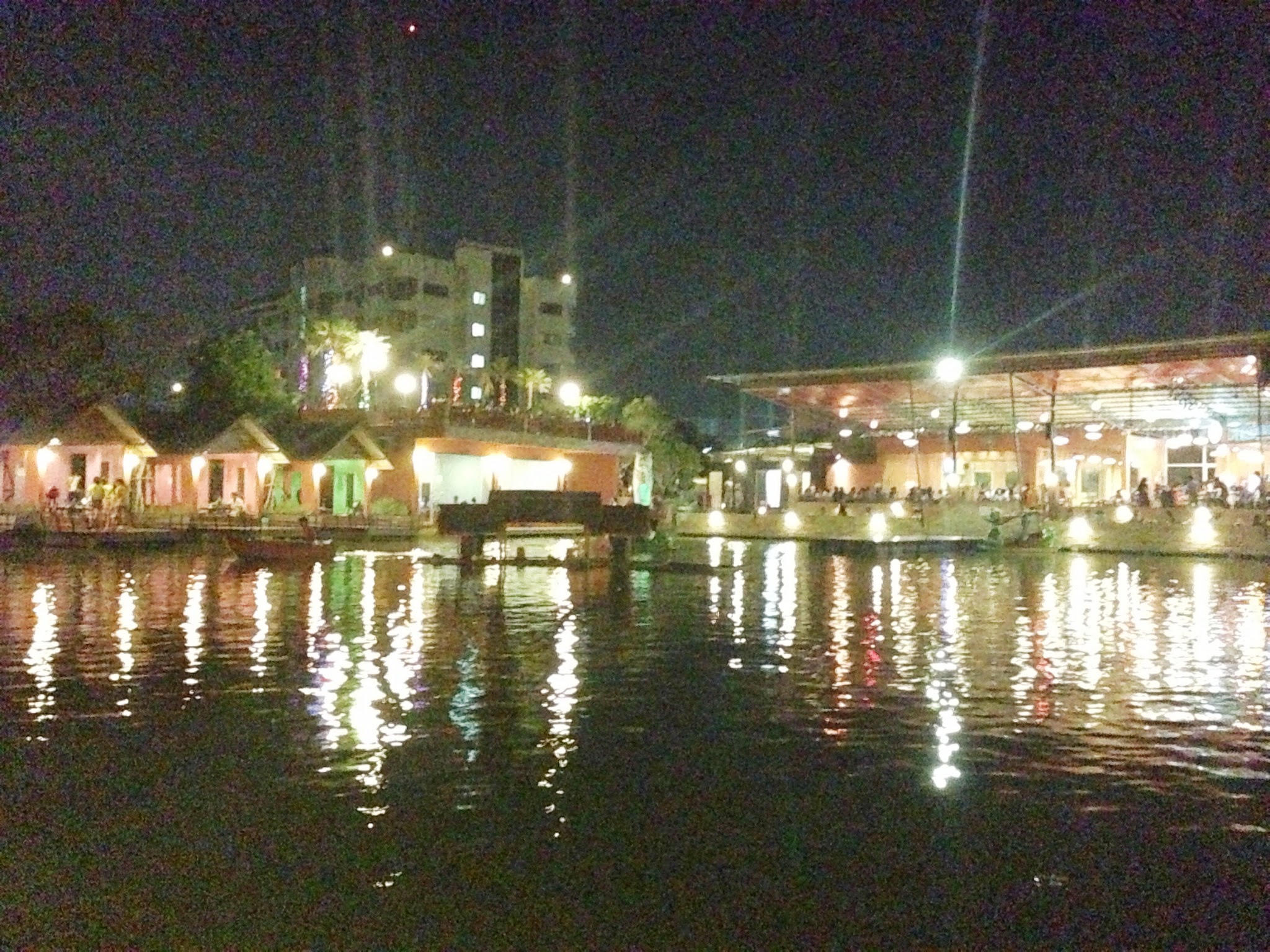 นั่งจากฝั่งซุ้มริมน้ำ เห็นโซนด้านหน้าร้าน