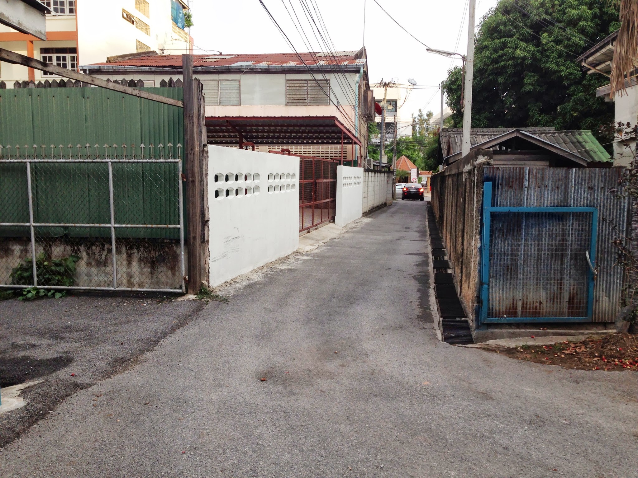ทางเข้าร้านเป็นซอยแคบ