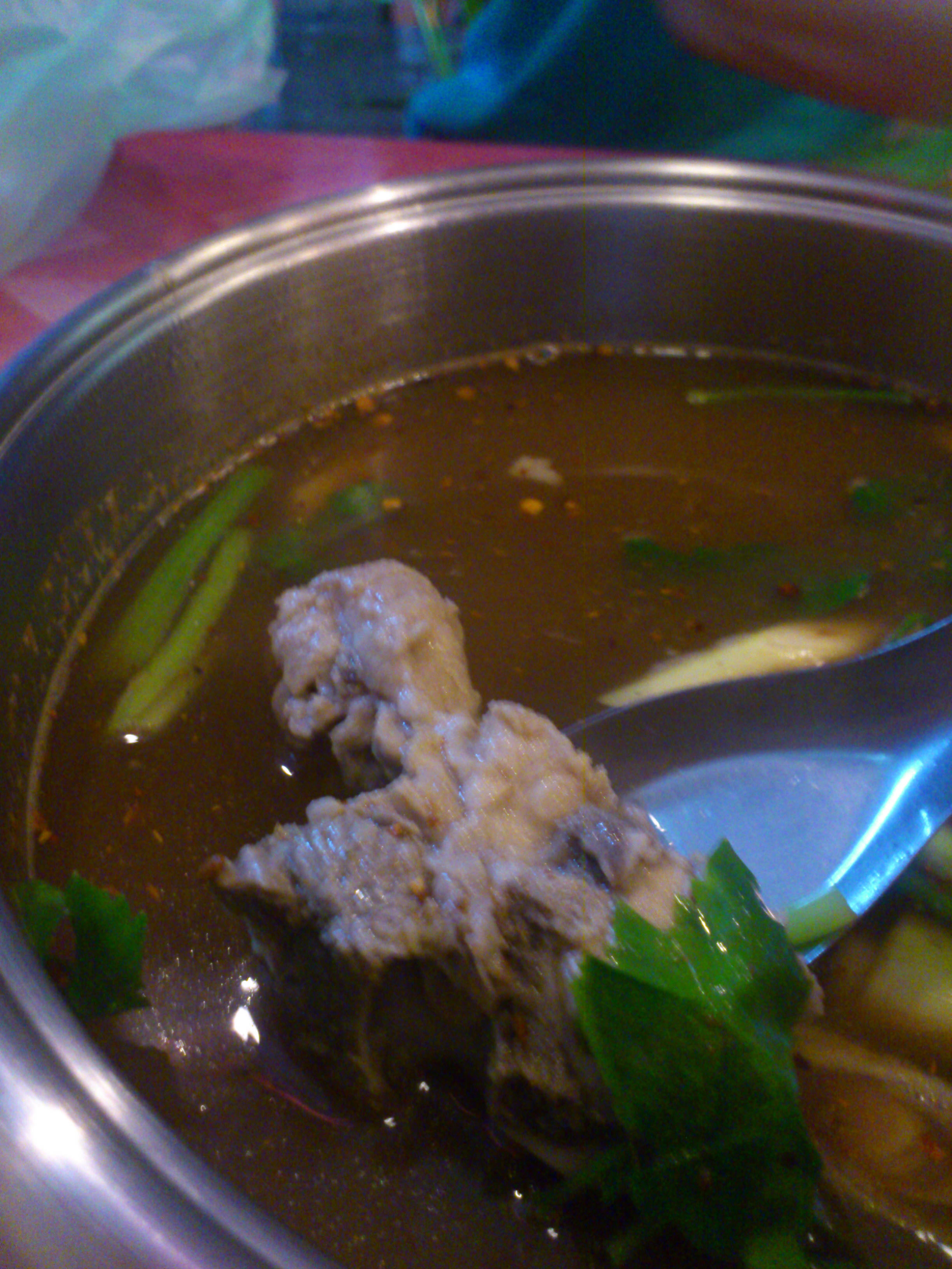 น้ำซุปต้มแซ่บกระดูกหมูแจ่วฮ้อนสามลูก