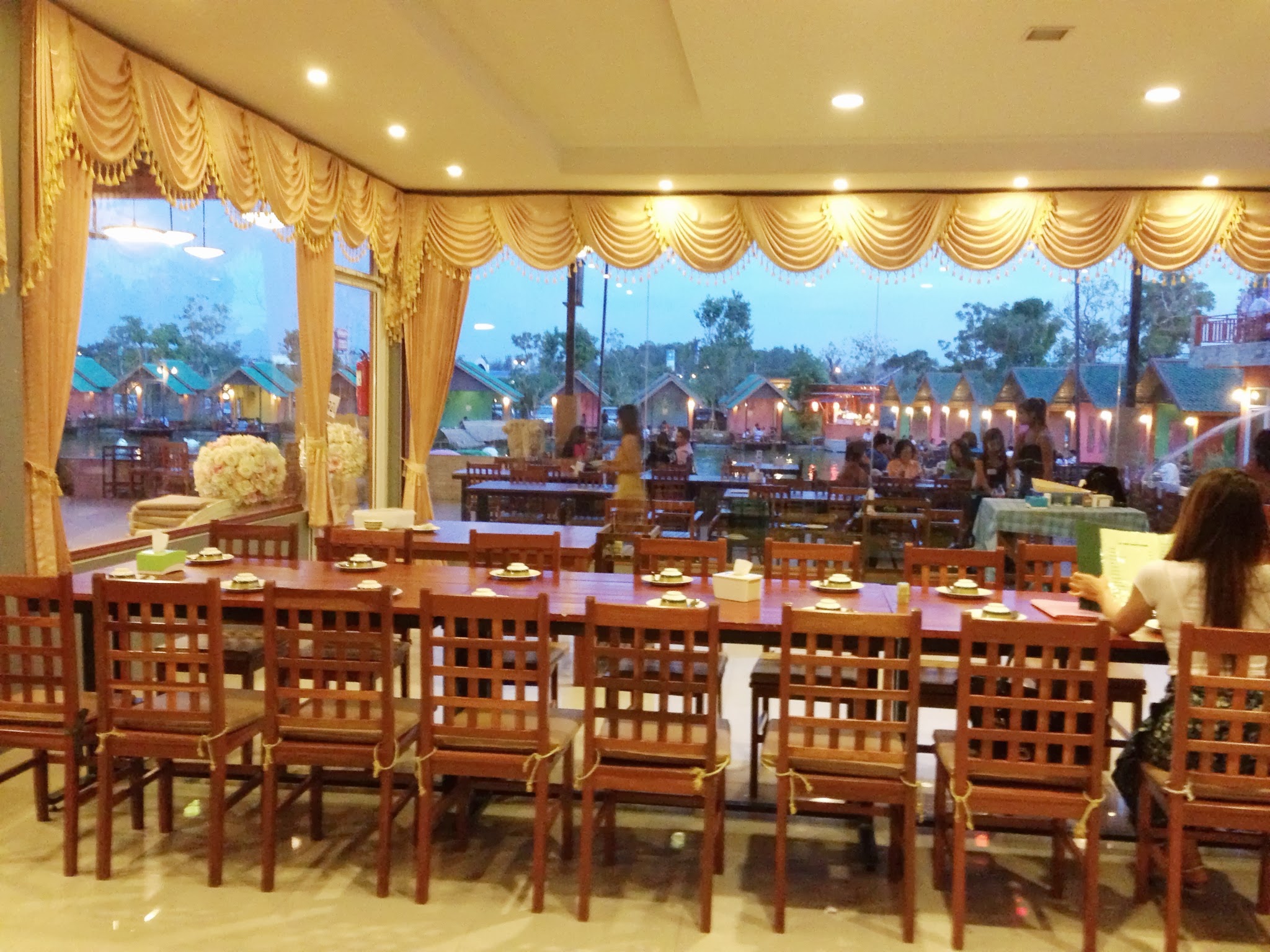 ทางร้านมีห้องจัดเลี้ยงพร้อมคาราโอเกะ