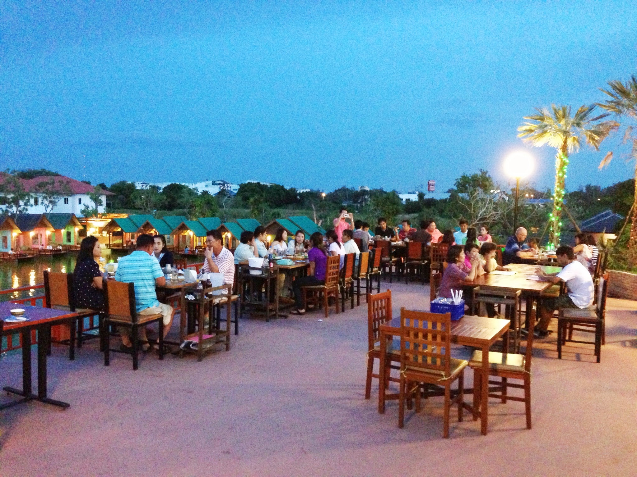 บรรยากาศลานชั้น 2 เห็นวิวมุมสูง