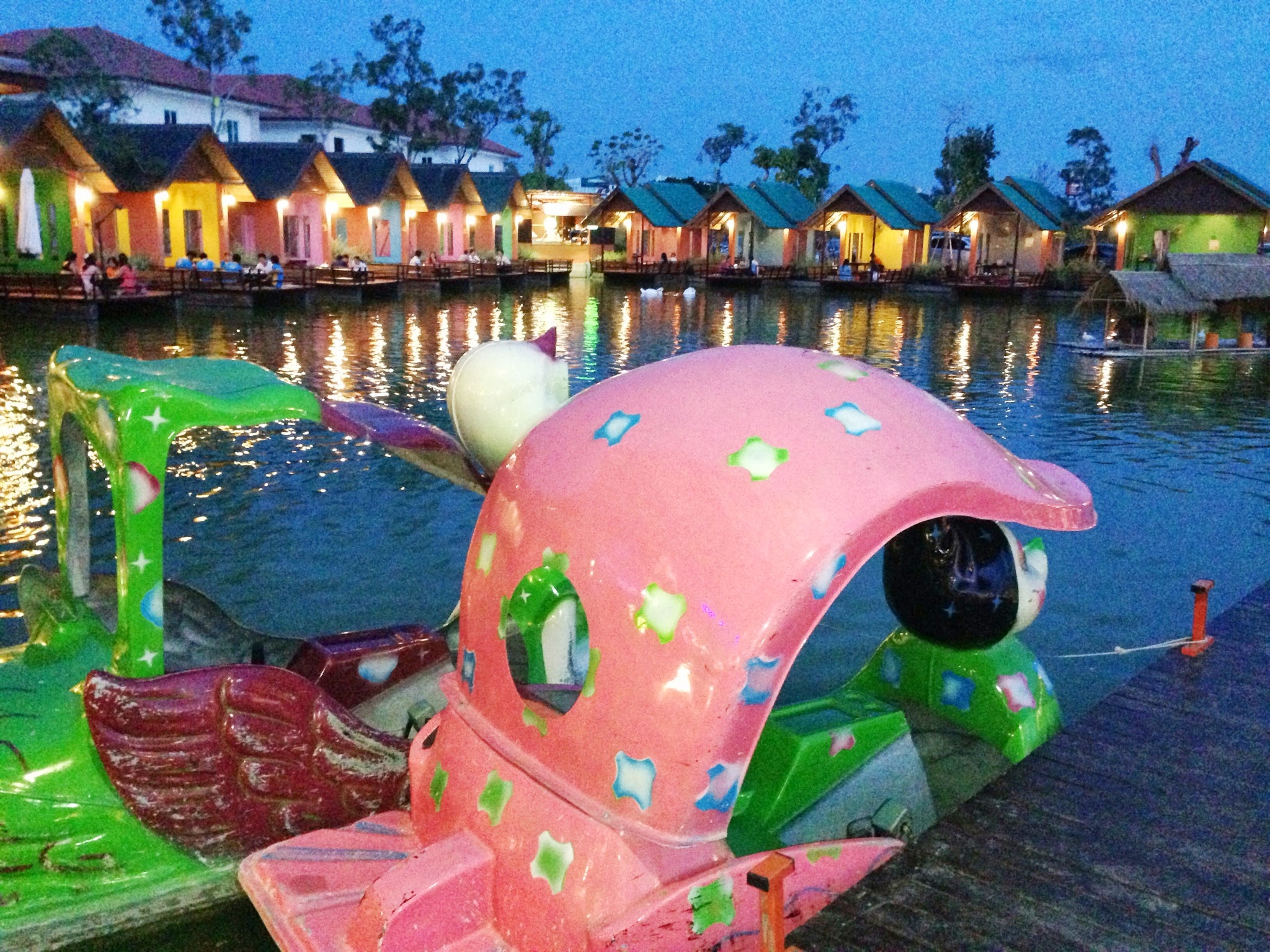 มีเรือถีบด้วย