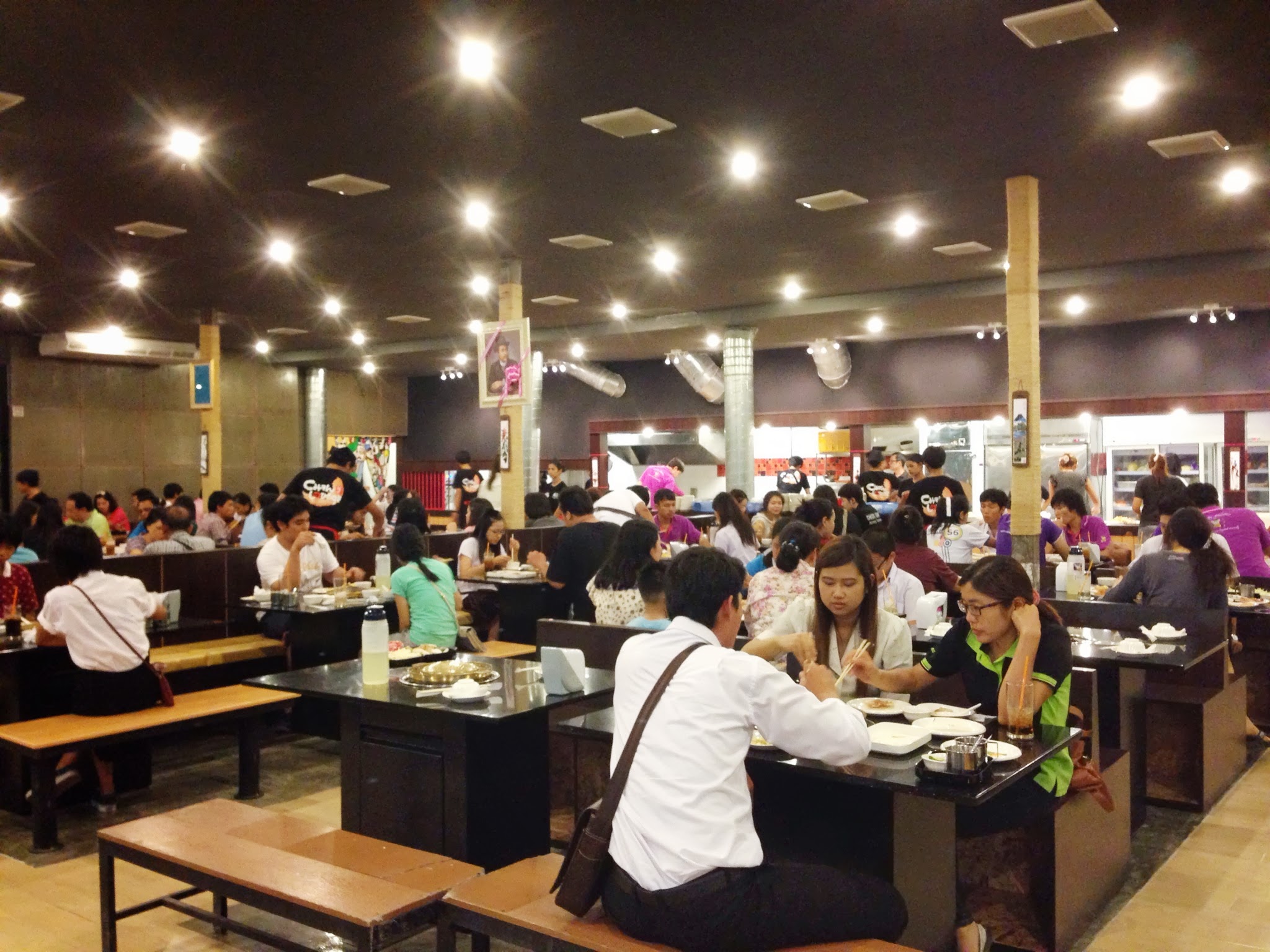 บรรยากาศในร้าน คนแน่นทุกคืน