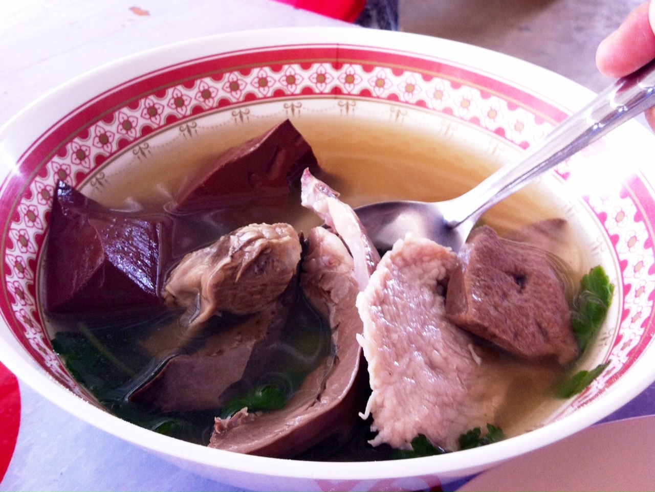 เครื่องในใส่มาครบทุกอย่าง มีสันหมูและหมูแผ่นบางๆในชาม