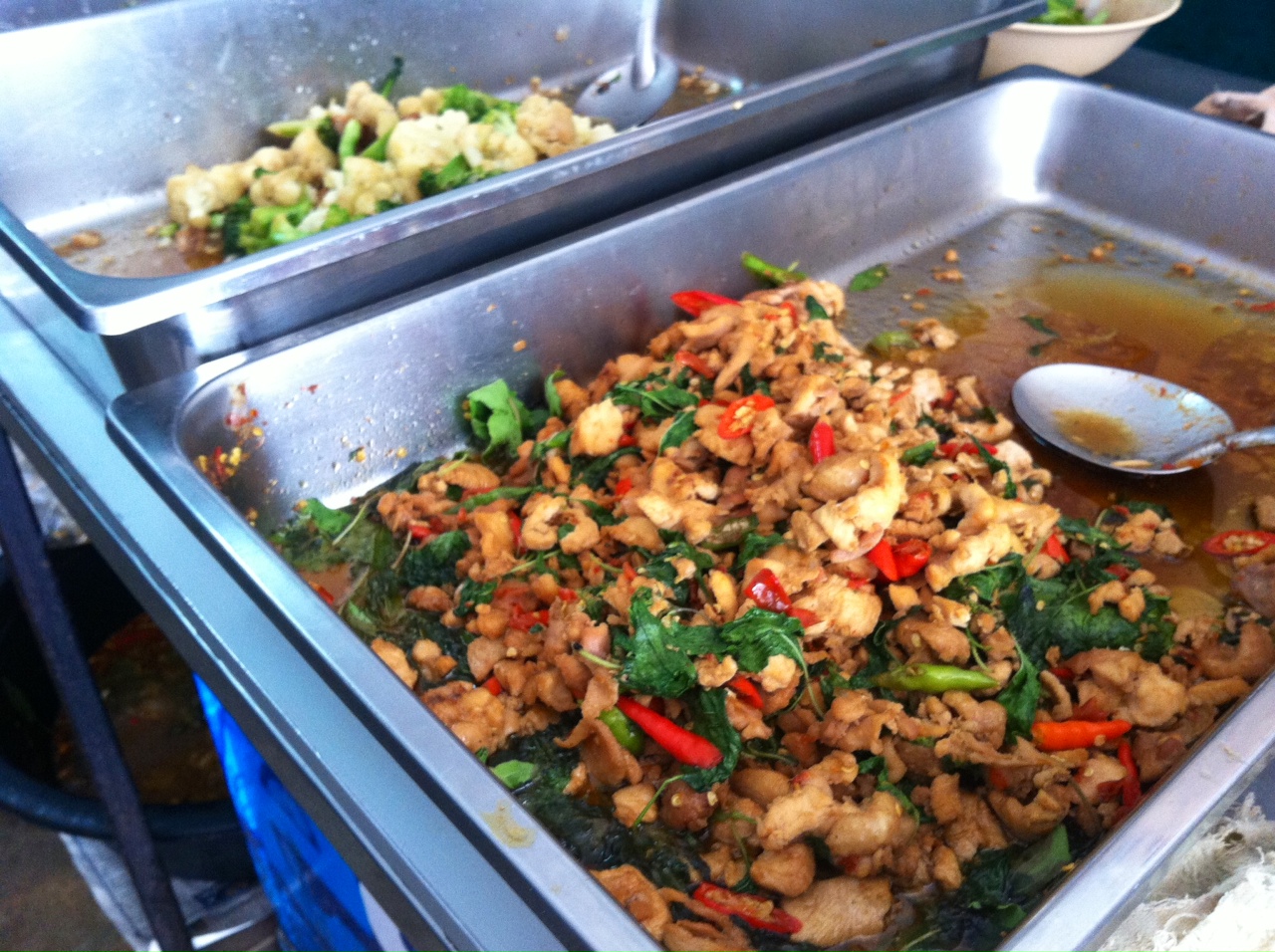 กะเพราไก่,ข้าวราดแกง