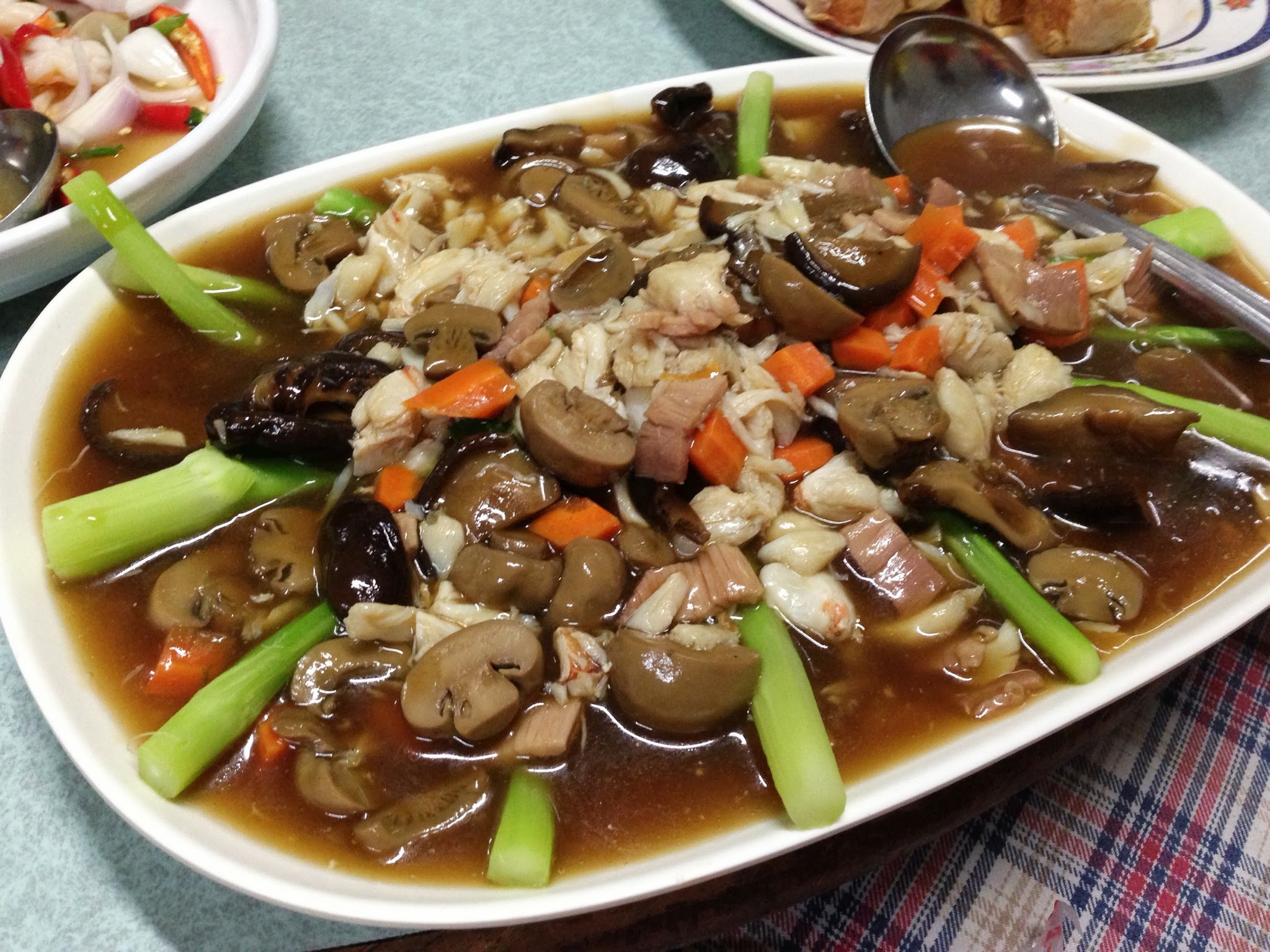 ปูผัดเห็ดสดต้นหอม