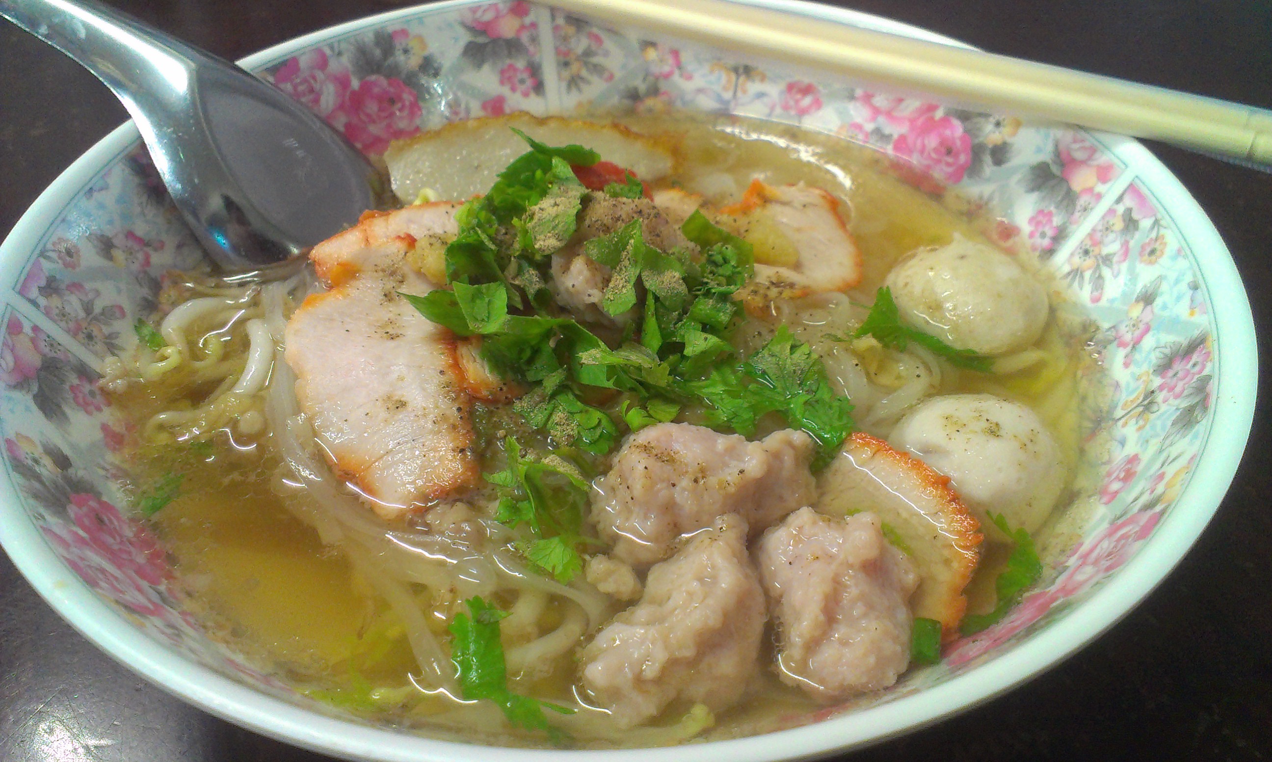 ก๋วยเตี๋ยวลูกชิ้นหมูเด้ง