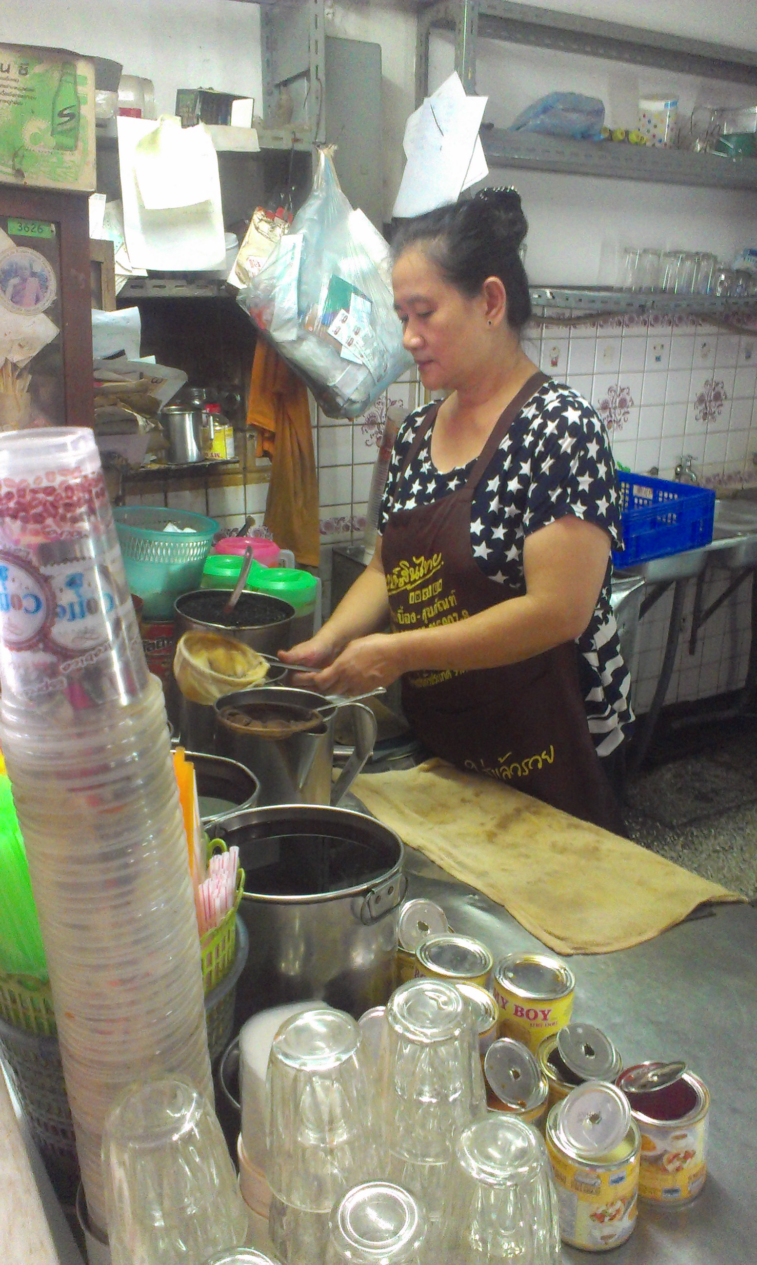 เจ๊ฮวง เจ้าของร้านกาแฟเต็กฮะ