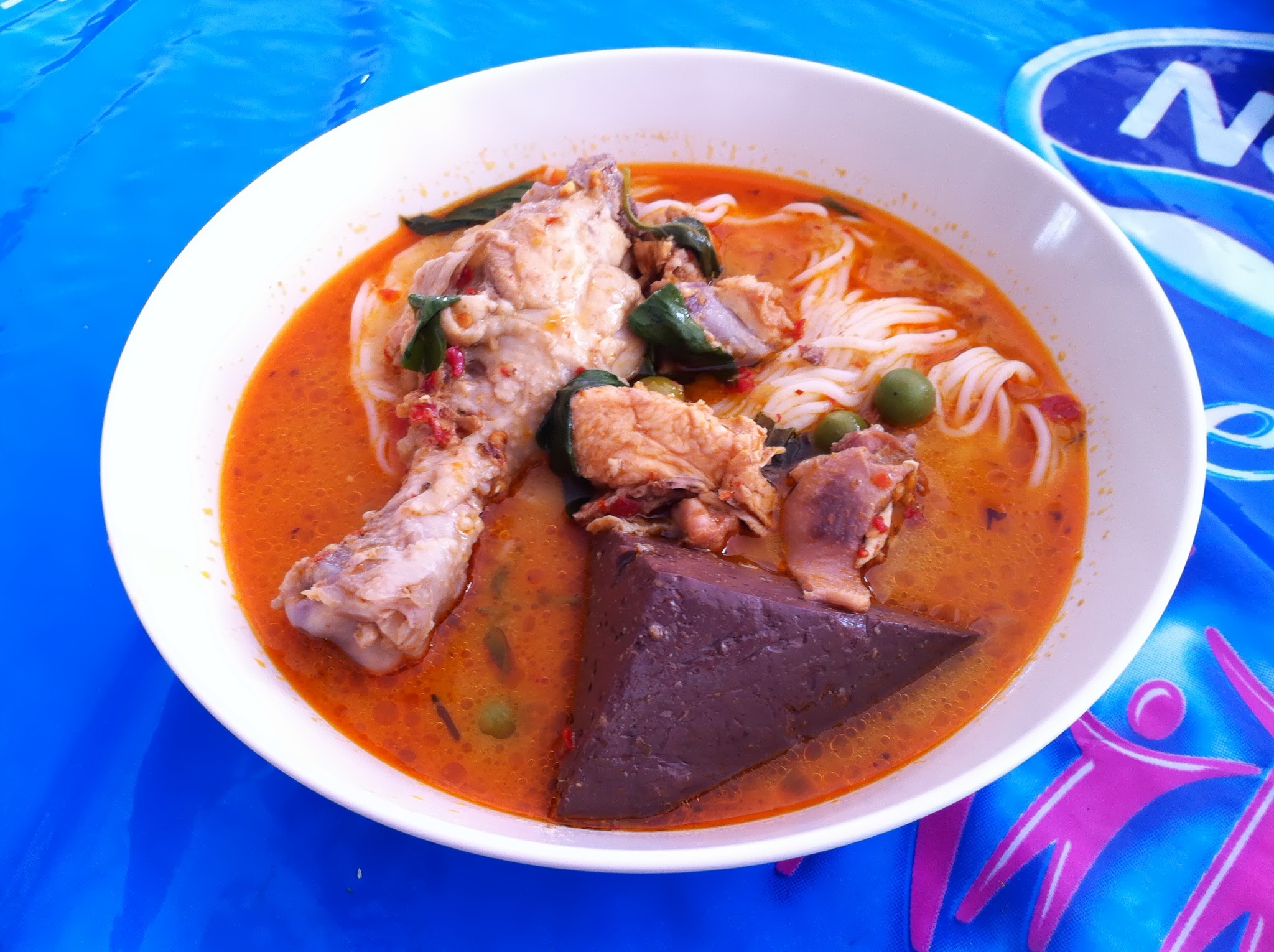ขนมจีนน้ำยาแกงไก่