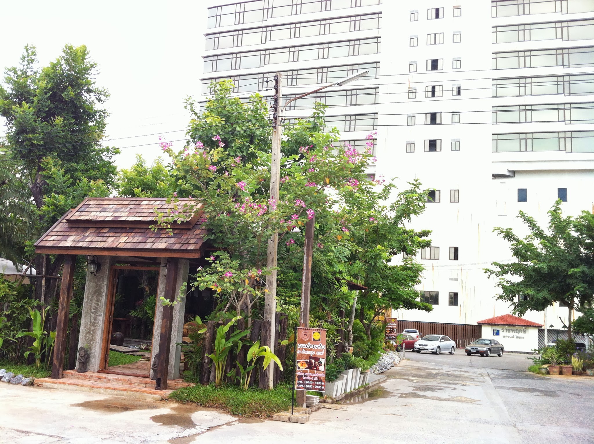 ร้านอยู่หลังโรงแรมราชพฤกษ์ ที่จอดรถเพียบ