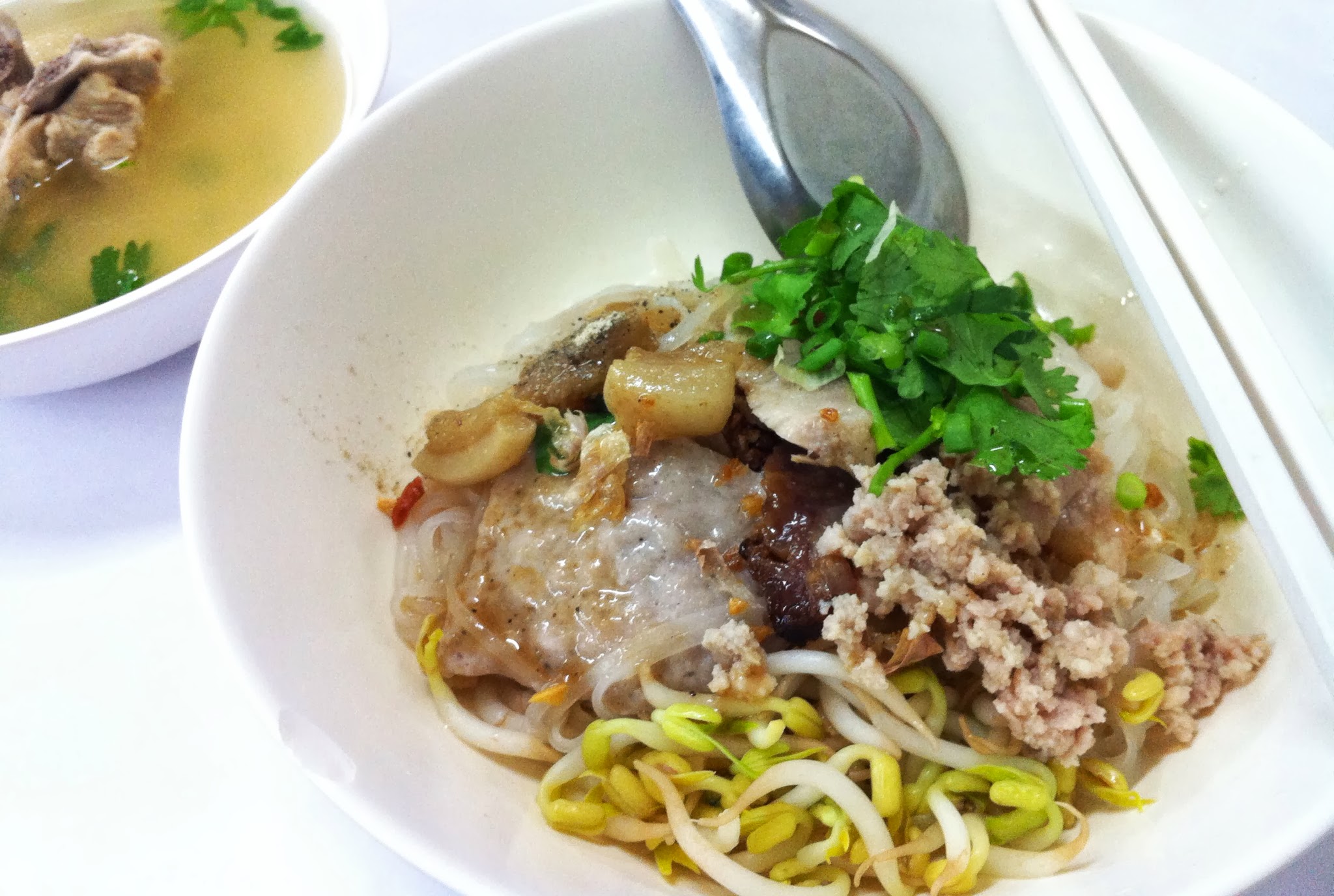 เส้นเล็กหมูทุบ